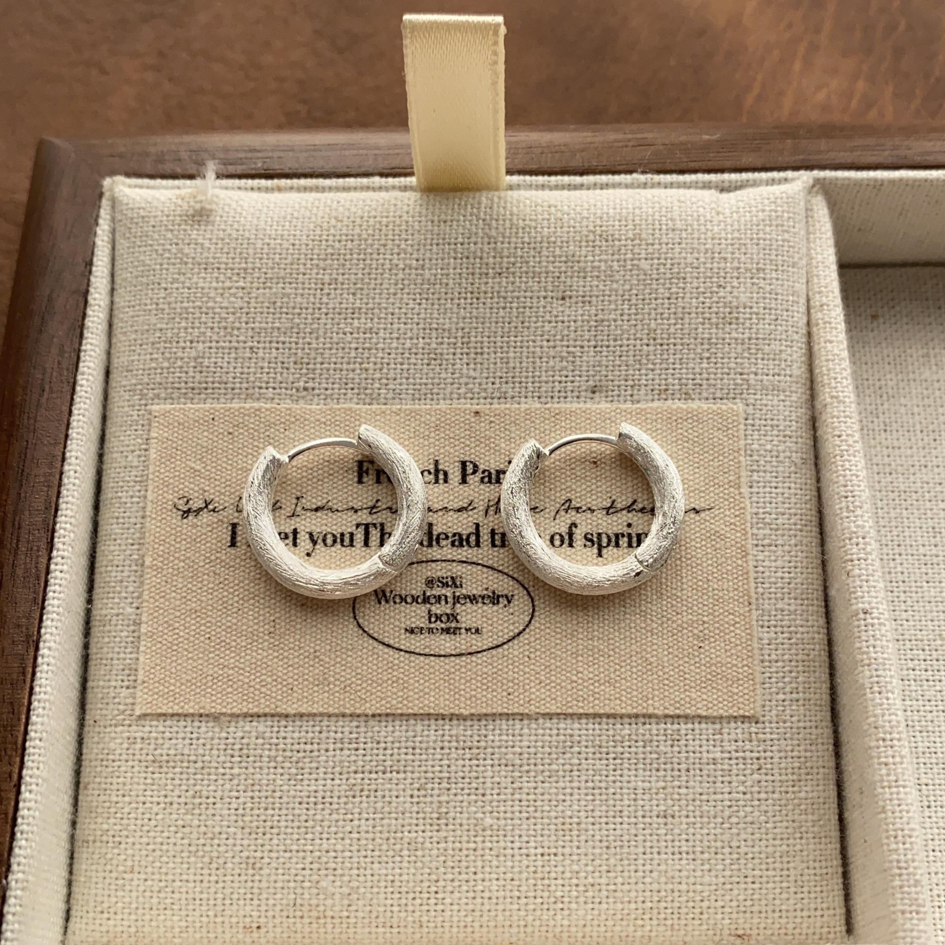 

Ancient metal smooth plain ring earrings, retro brushed noble earrings, advanced minimalist earrings.