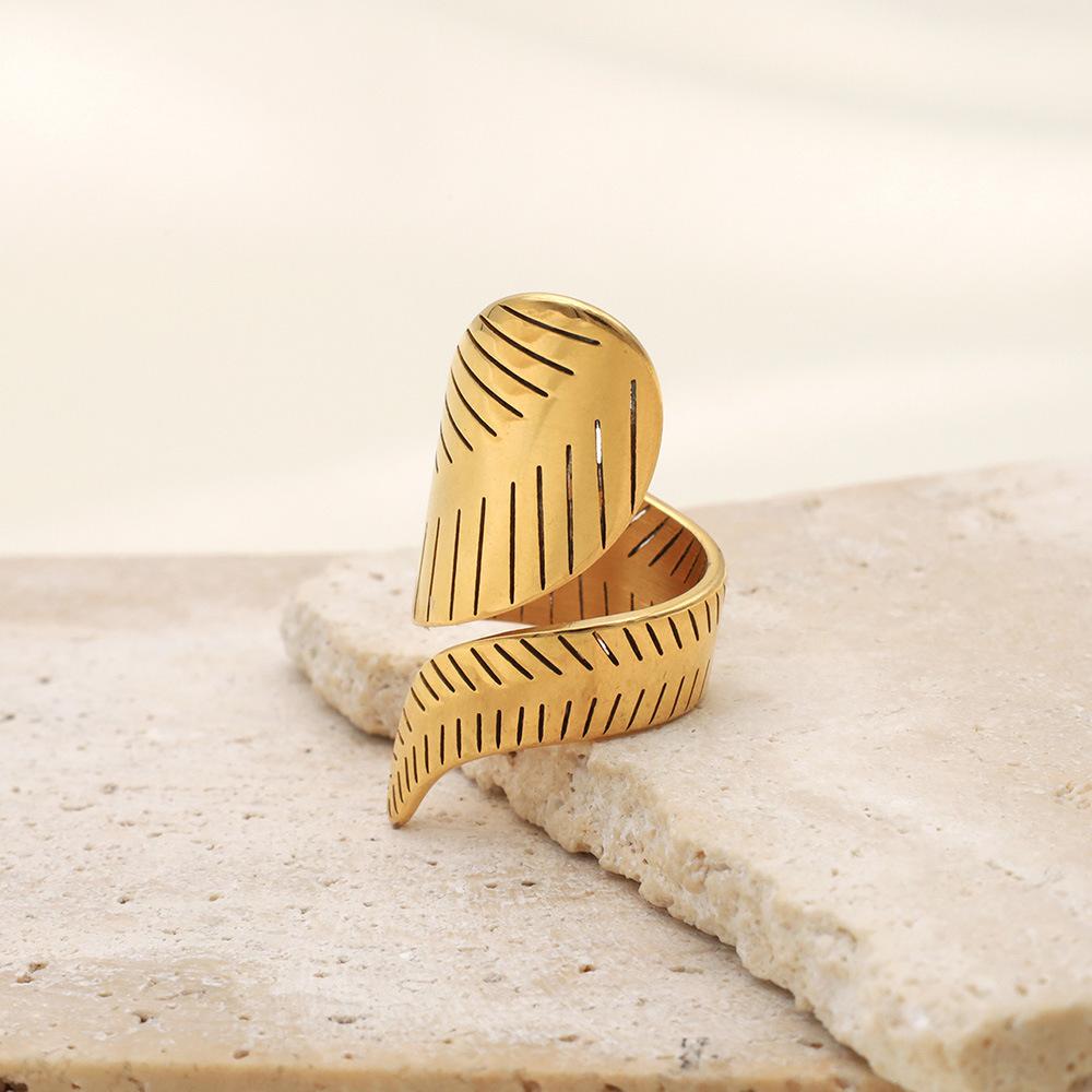 French Light Luxury Hollow Leaf Winding Titanium Steel Ring High-End Niche 18K Jewelry