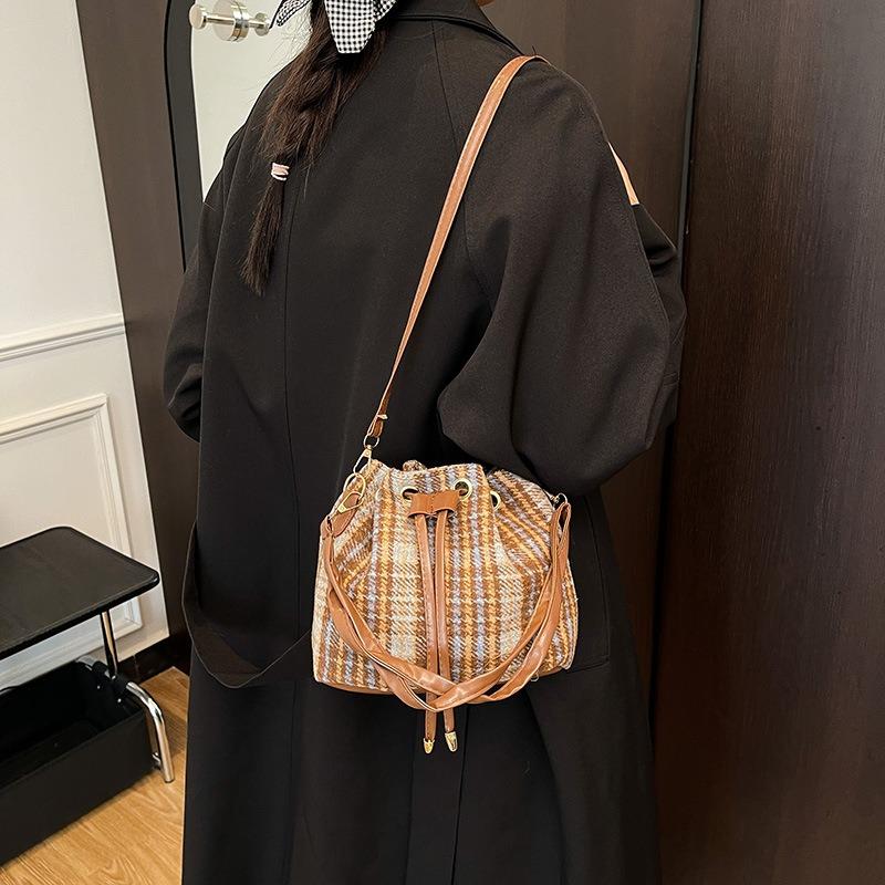 Fashion autumn and winter new popular high-end single shoulder crossbody large capacity portable drawstring bucket bag women