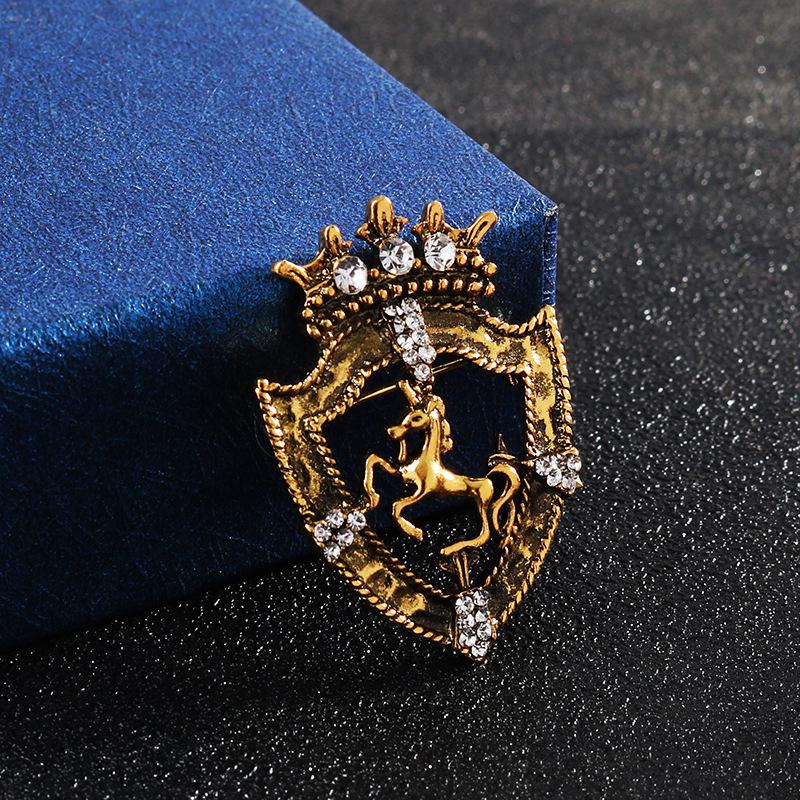 

Korean Retro Horse Emblem Shield Crown Brooch for Men - Trendy Suit Lapel Pin Accessory