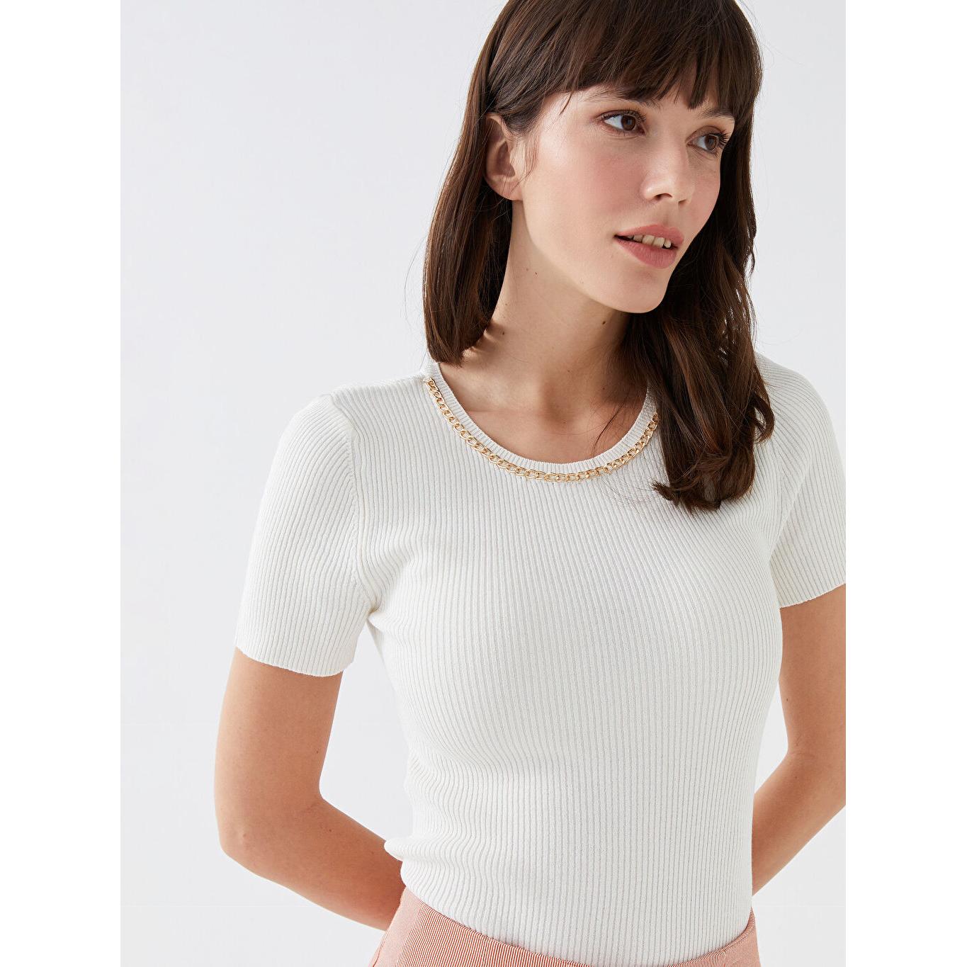 

Детальный женский трикотажный свитер с круглым вырезом и цепочкой цвета экрю