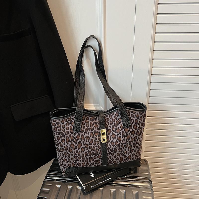 Autumn and winter texture leopard print large capacity fashion 2025 new shopping commute high sense shoulder bag tote bag