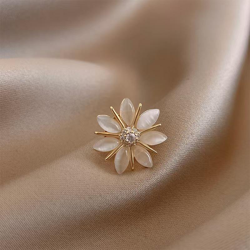 Elegant Pearl Brooch - High-End Minimalist Clothing Accessory