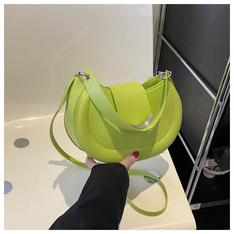 

2024 spring new bag women s fashion trend shoulder bag niche simple underarm bag popular casual crescent bag зелений