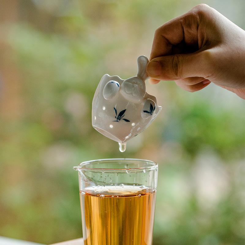 Ceramic Butterfly Rabbit Tea Filter – Hand-Painted Creative Tea Separator for Kung Fu Tea
