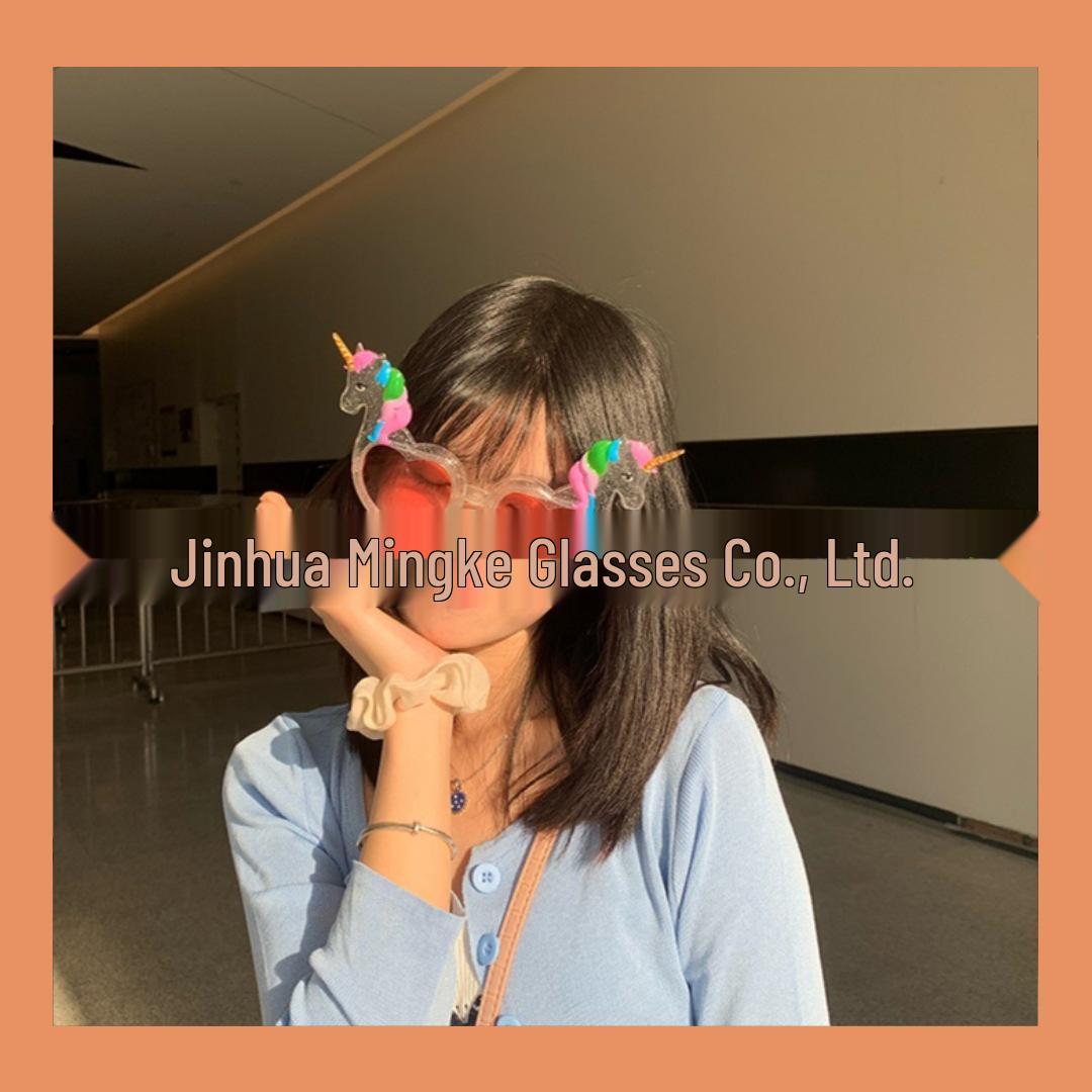 

Персоналізовані мультяшні сонцезахисні окуляри для випускних та днів народжень