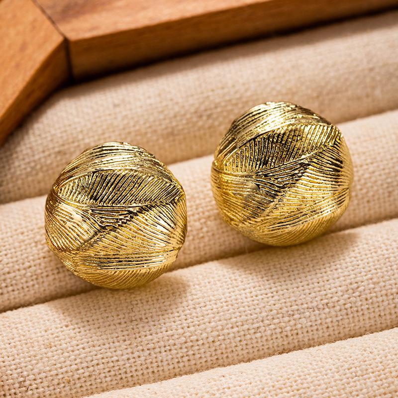 

Модные серьги-гвоздики с текстурой, золотые, в холодном стиле, круглые, с темпераментом, холодные серьги