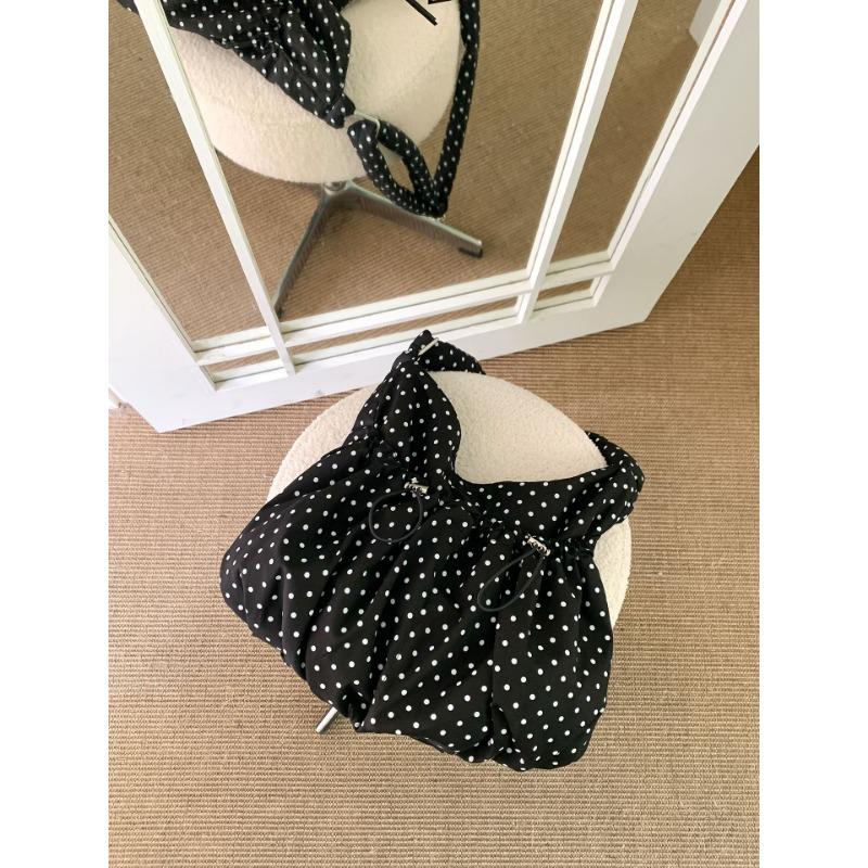 

Polka dot pleated drawstring messenger bag women s large-capacity leisure commuter women s bag new cloud dumpling bag чорний