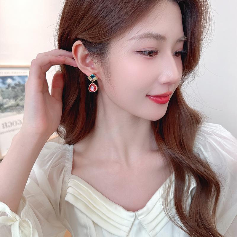 Women's Light Luxury Design Elegant Water Droplet Earrings Fashionable And Versatile Niche Design Earrings Daily Accessories