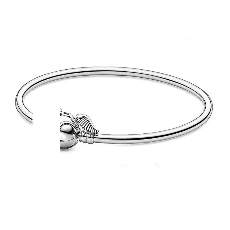 Eenvoudig zelf te maken slangenkettingarmband met Europese bedeltjes, een modieuze sieradenstijl voor dames, zoals die van Mary Poppins.