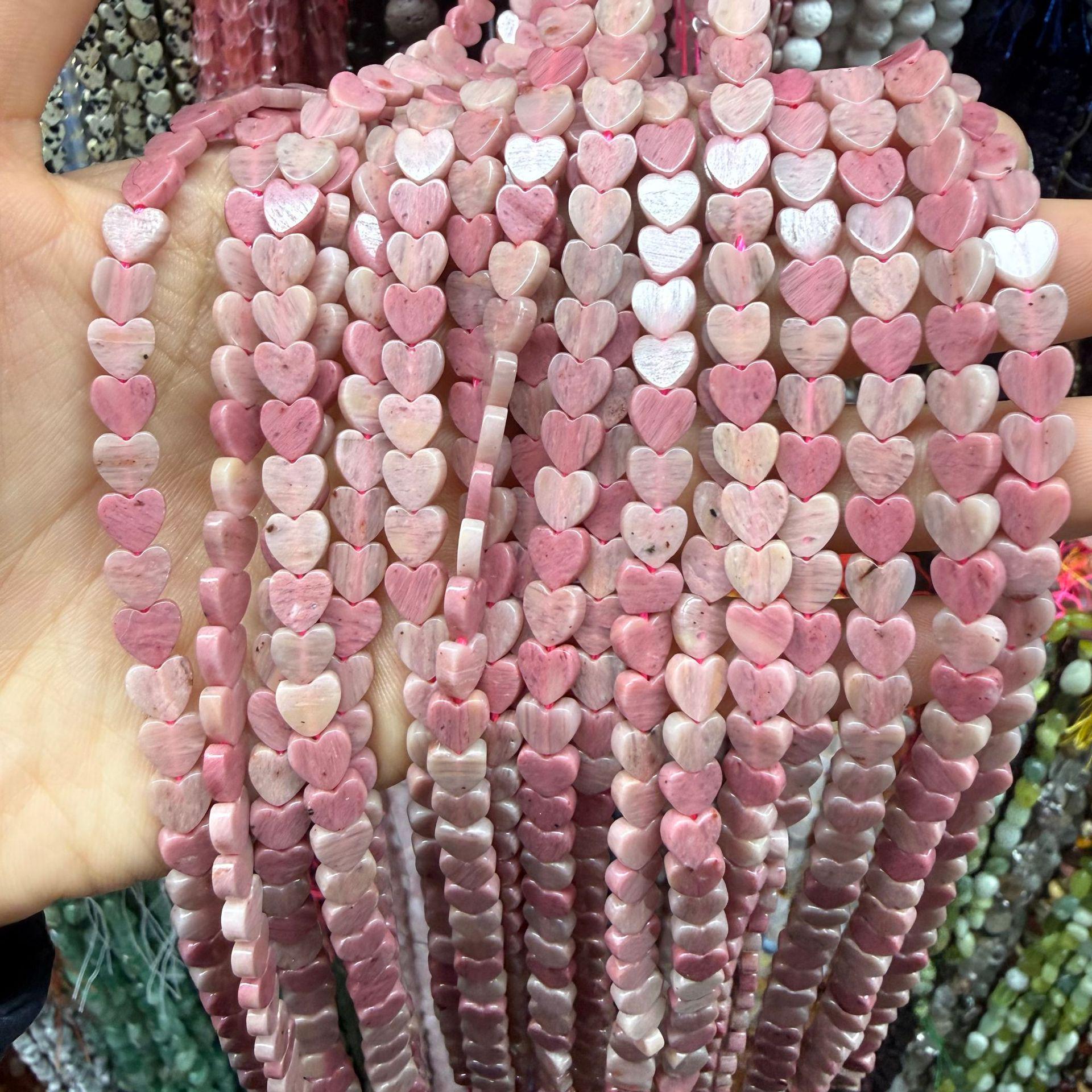 Аксессуары для изготовления бижутерии: бусины-сердечки из натурального камня 6 мм и хрустальный кулон.