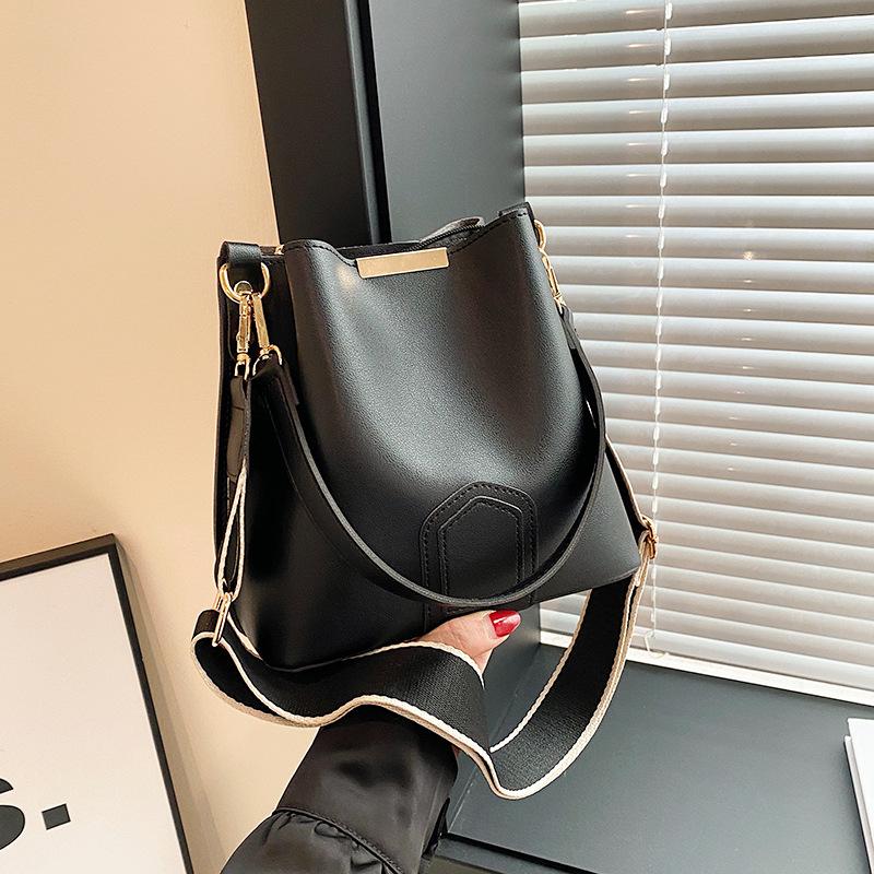 Retro Ctrast Color Crossbody Bag Women's High End Texture Commuter Wide Shoulder Strap Bags New Fashiable Bucket Handbags