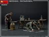 Miniart 1/35 Maßstab Deutscher Reparaturmann (2er Set) mit Werkbank und Werkzeugen, Kunststoffmodellbausatz MA35353