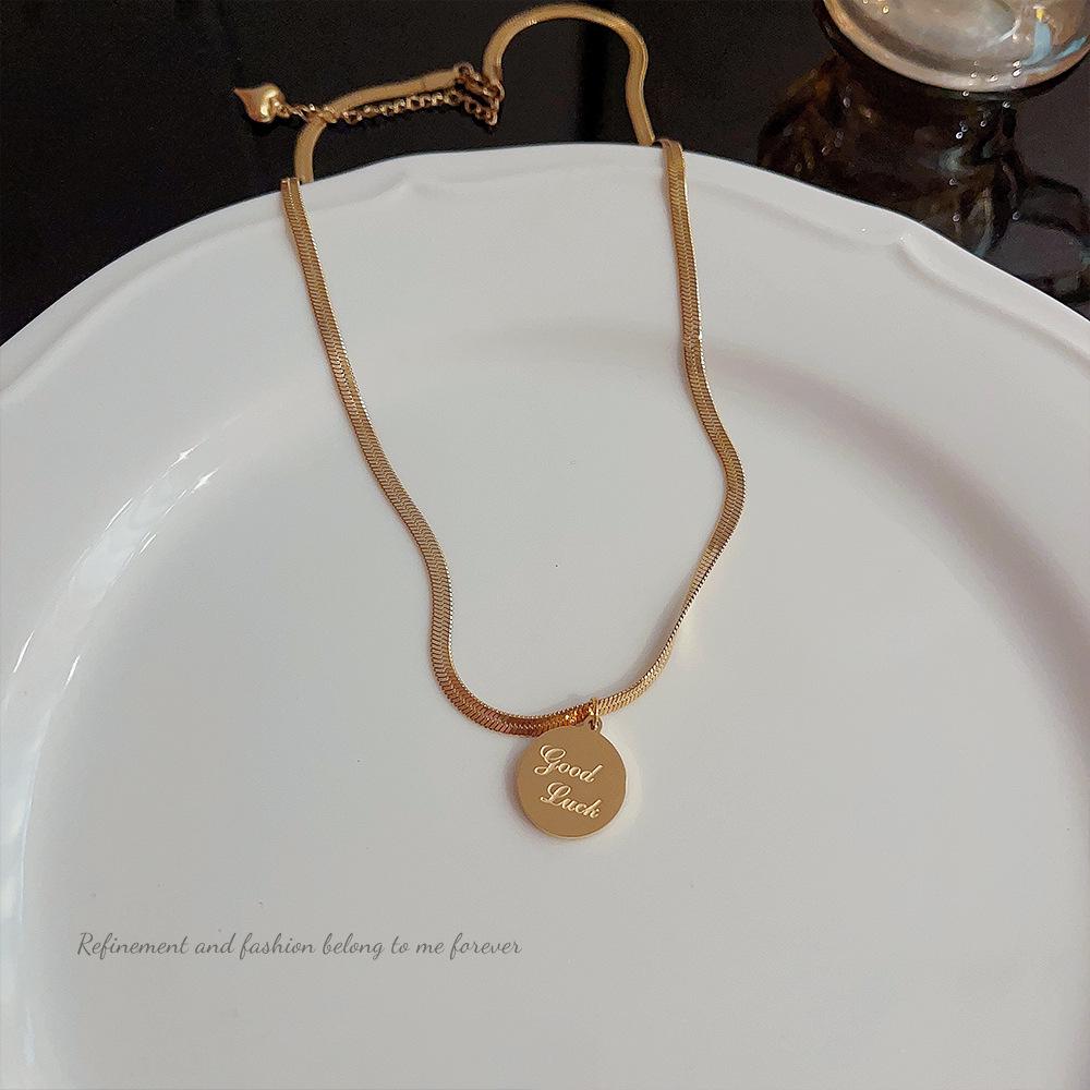 18K Gold Round Tag Titanium Steel Necklace - Light Luxury Niche Blade Chain Choker for Women's Cold Style.