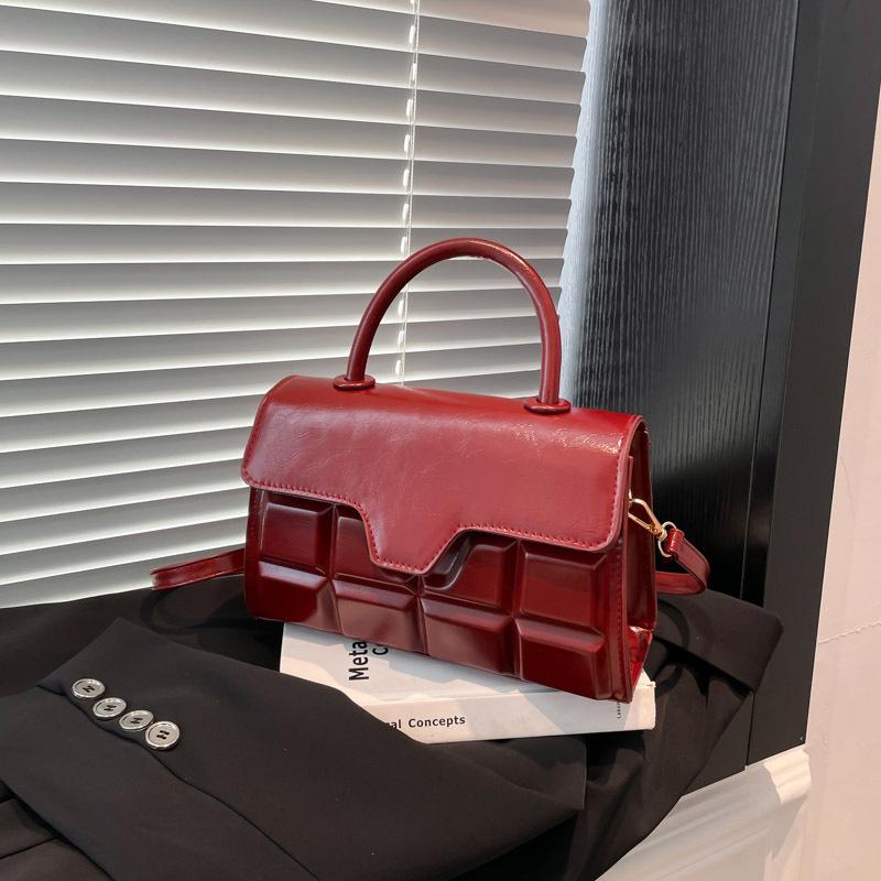 

High-value handbag 2025 spring new niche design versatile ins shoulder messenger bag temperament small square bag красный
