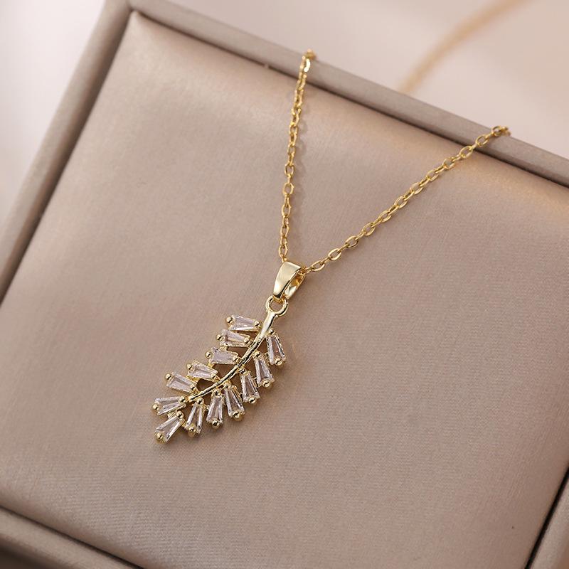 Women's Feather Clavicle Necklace: Japanese-Korean Style, Simple and Chic Design