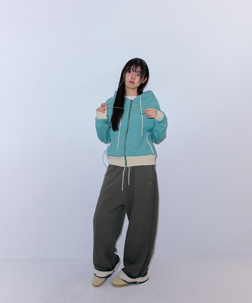 Peulleoti Cut-Line Wide Sweatpants (Khaki)