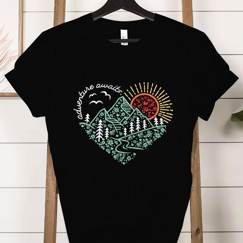 

Пригода чекає Футболка з дизайном серця Жіноча для гірського туризму Любителю природи Подарунок Повсякденні топи Пригода На відкритому повітрі Кемпінг Футболки 4XL