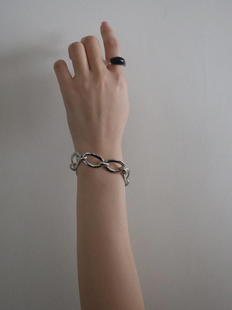 Apioh Black Wave Ring