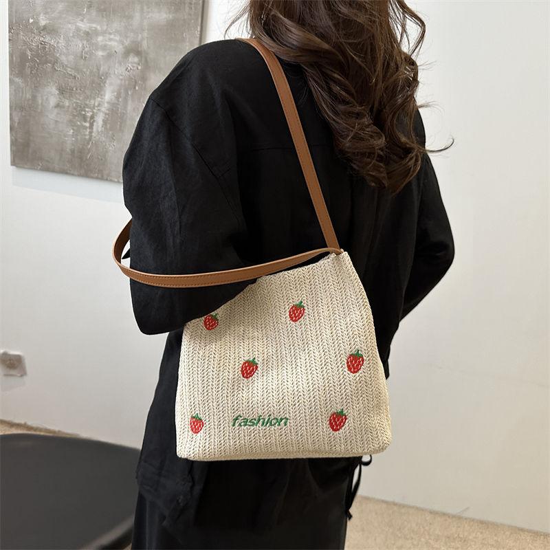 Summer Strawberry Straw Woven Large Capacity Tote Bag New Fashionable and Versatile Casual Small Fresh Shoulder Bag