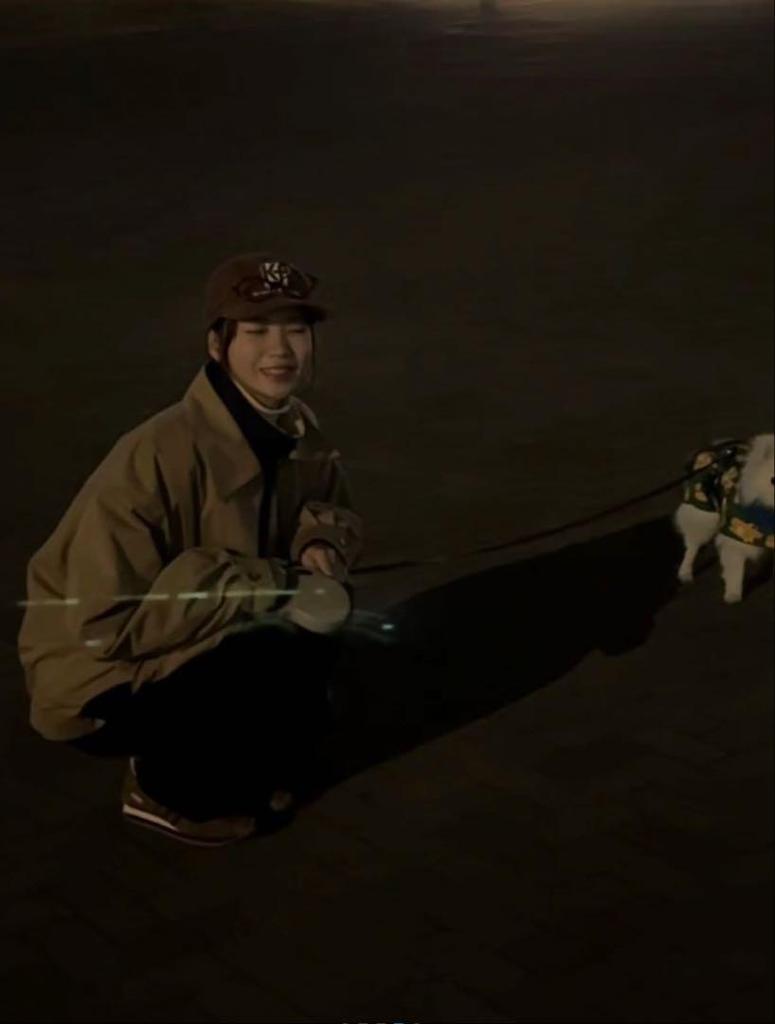 [USED] Chaewon wears a brown corduroy cap in khakis.