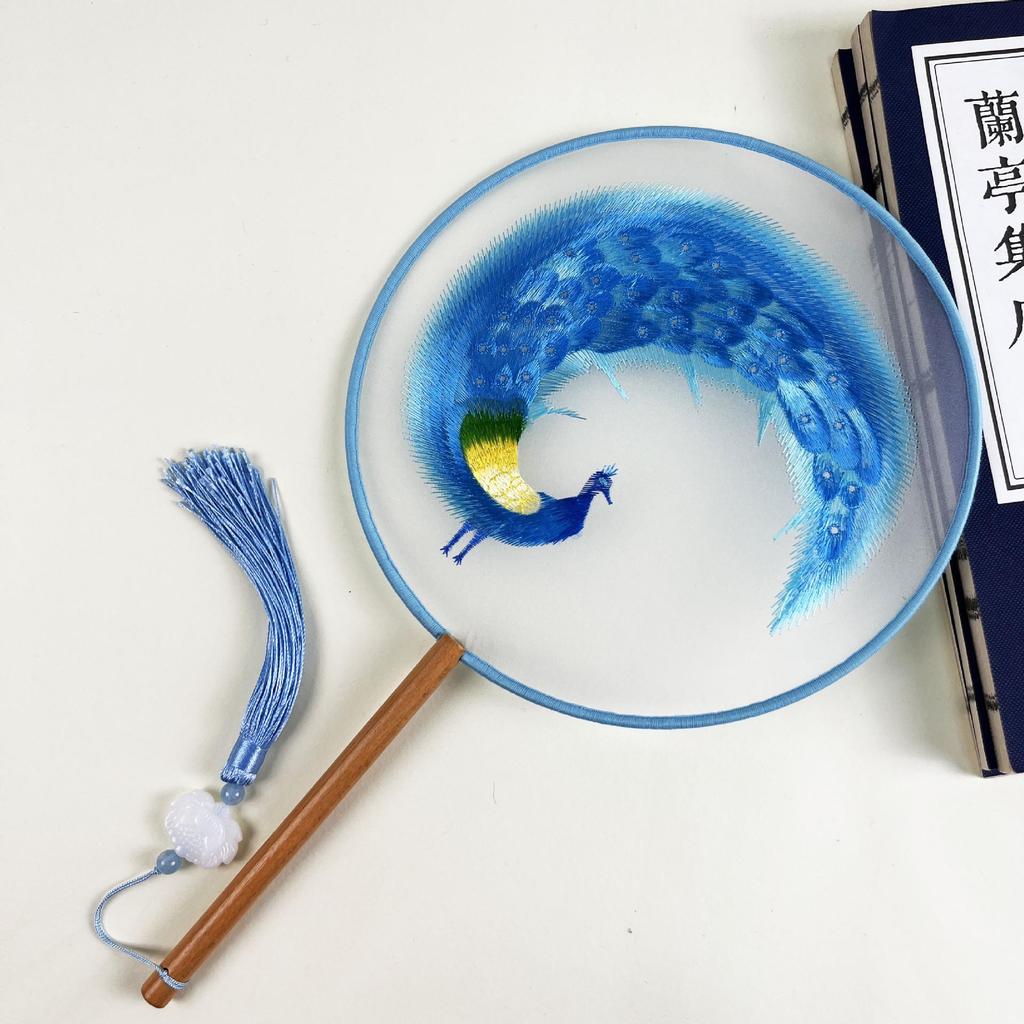 Klassischer doppelseitig bestickter Pfauenfächer - Traditionelles rundes Suzhou Hanfu Tanzaccessoire