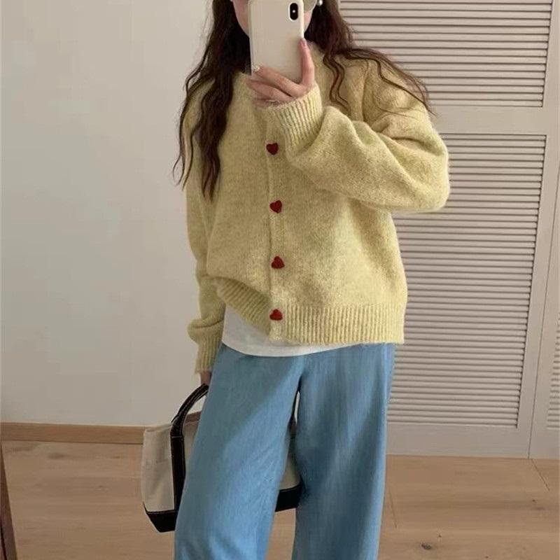 

Корейская версия женского вязаного кардигана на пуговицах с круглым вырезом и универсальным дизайном, с чувством любви, новая куртка на осень и зиму 2025 года One Size жёлтый