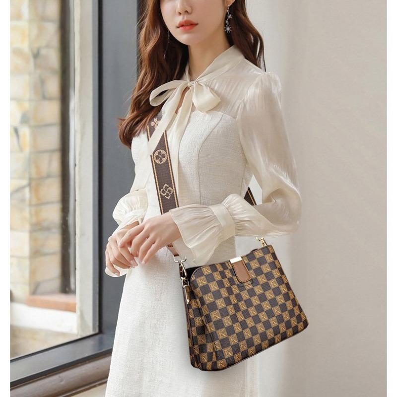 Foreign Trade Bag Women's 2023 New Advanced Versatile Printing Letter Wide Shoulder Strap Large Capacity One Shoulder Bucket Bag Tide