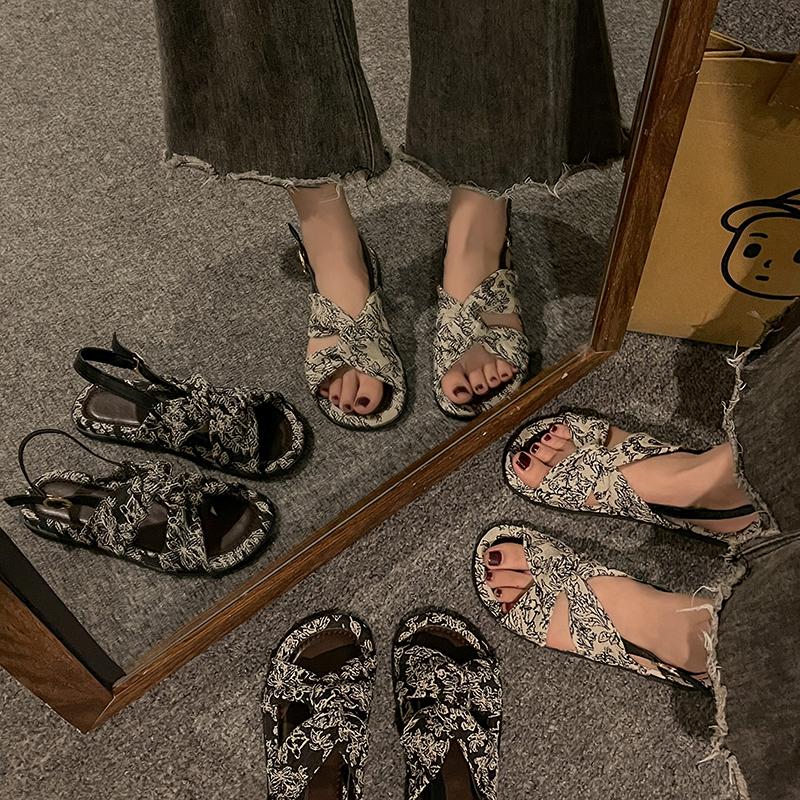 Летняя женская обувь на плоской подошве — фото 3