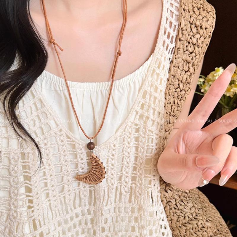 Retro Chinese Tassel Necklace: Unique Ethnic Style Women's High-End Clavicle Chain.