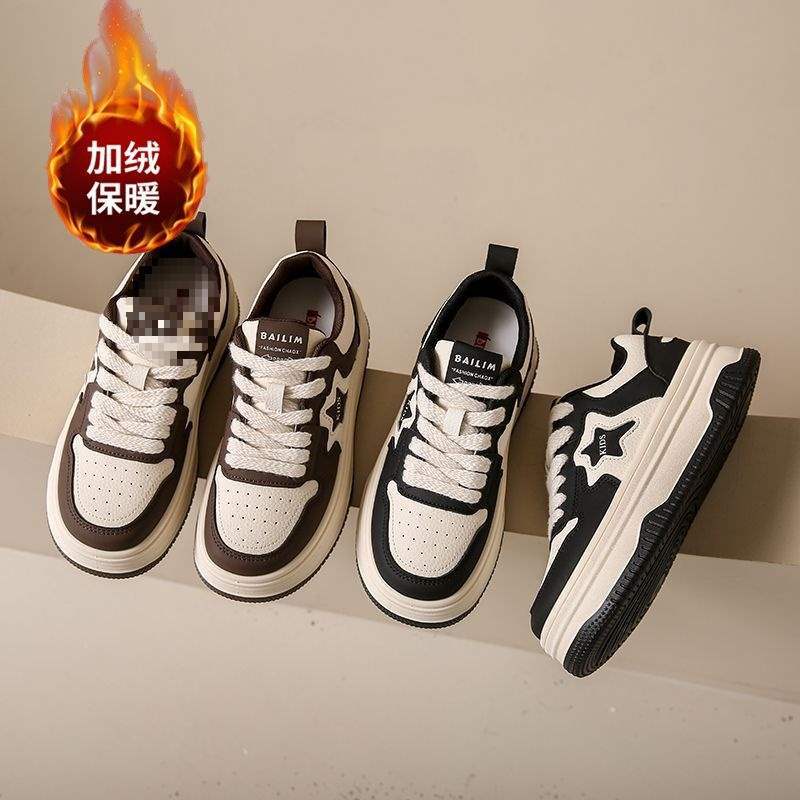 Super fire velvet little white shoes 2025 new autumn and winter thick baseplate shoes versatile black and white star panda shoes ins tide
