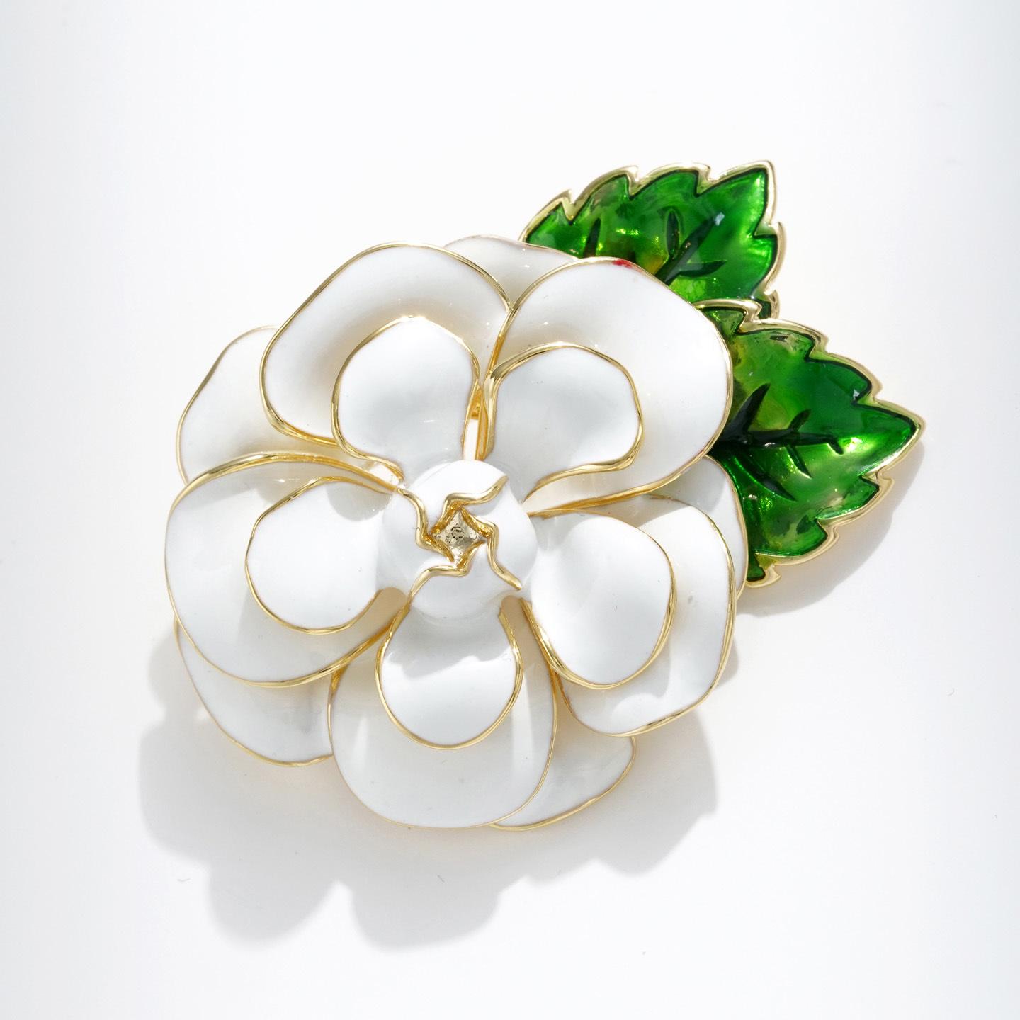 Bo Xin Yun Gold-Plated Brass Camellia Brooch – Elegant White Flower Corsage Accessory