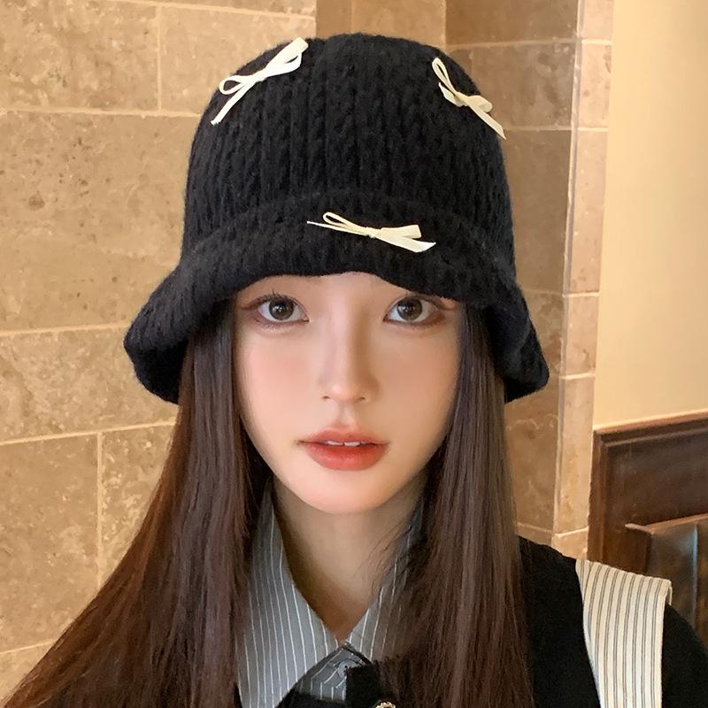 Stylowy jesienno-zimowy dzianinowy kapelusz bucket z szerokim rondem dla kobiet - odporny na zimno i korzystnie podkreślający twarz