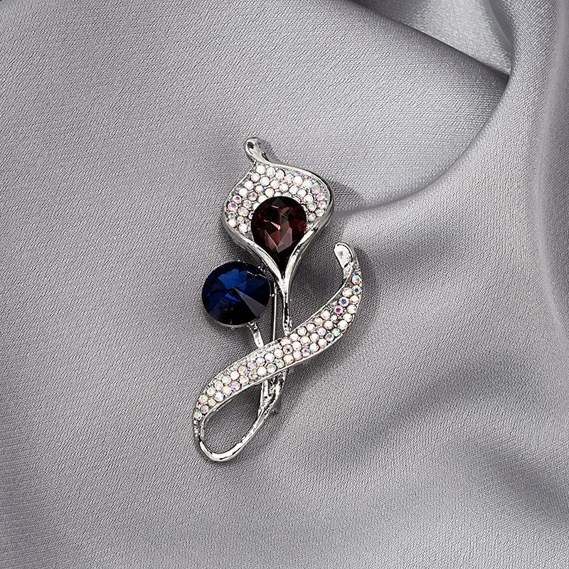 Personalisierte mit Diamanten besetzte Metallbrosche Kragenstift Kollektion, High-End Anti-Licht Blume Schmetterling Krone Brosche