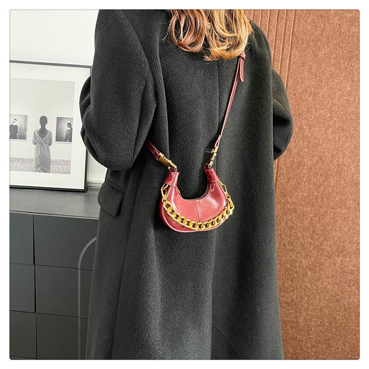 Autumn and winter new mini crescent bag, retro oily charm!