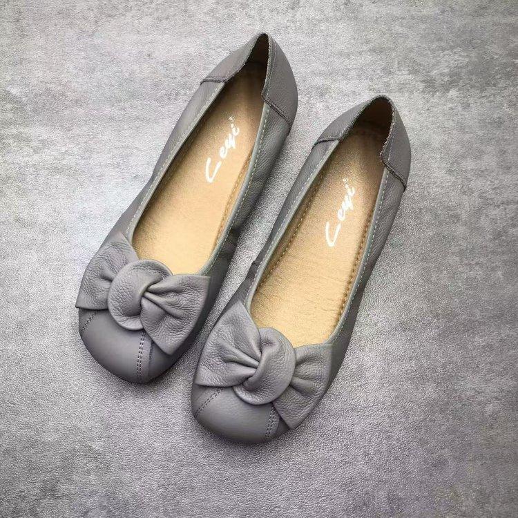 

Ветер пустоши мягкая кожа говяжья подошва мягкая подошва одинарная обувь 2025 осень новая на плоской подошве на одном педале взрывная бабочка мама Doudou обувь 41 серый