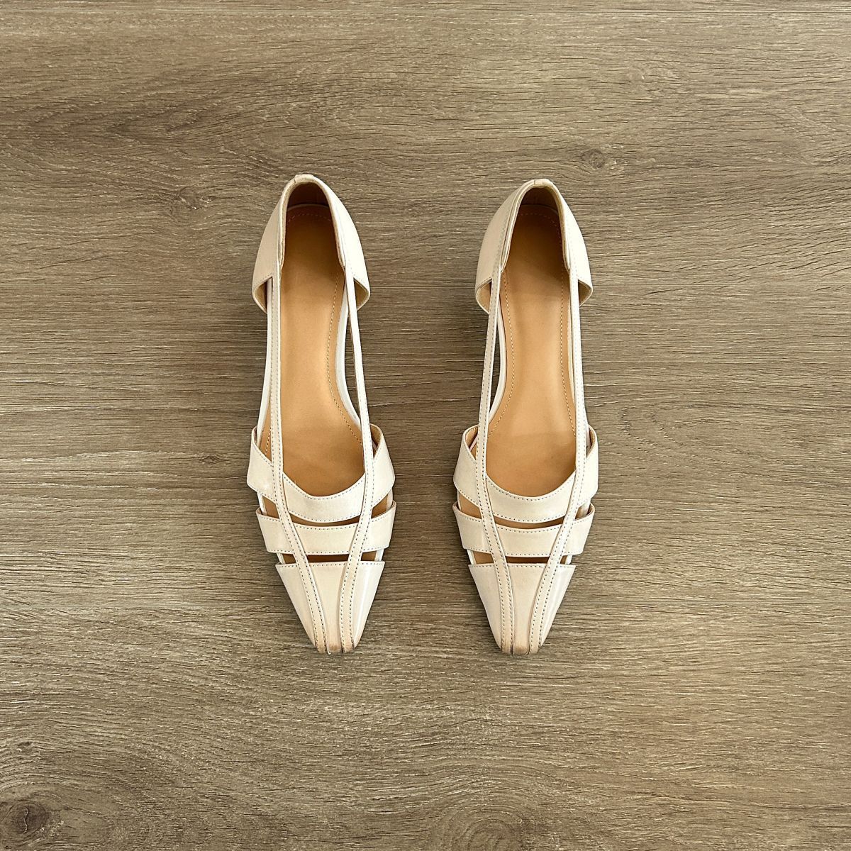 

Retro elegant temperament woven hollow hollow versatile super British style thick heel pointed Roman bag head sandals women 40 бежевый