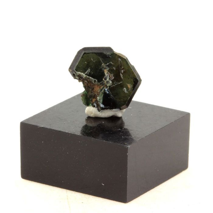 Pierres et Minéraux. Clinochlore. 2.54 ct. Rocher de Farinole, Olmeta-di-Capocorso, Haute-Corse, France.