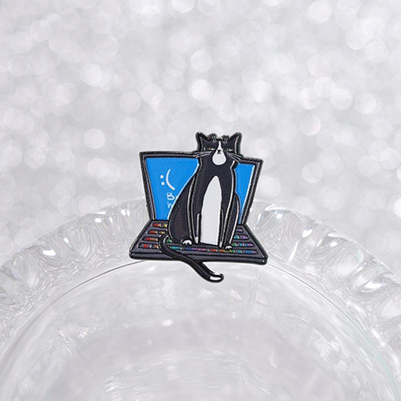 Funny Cow Cat Enamel Pin Blue Screen System Crash Laptop Computer Animal Brooch Lapel Badge Jewelry Gift for Friends Programmer