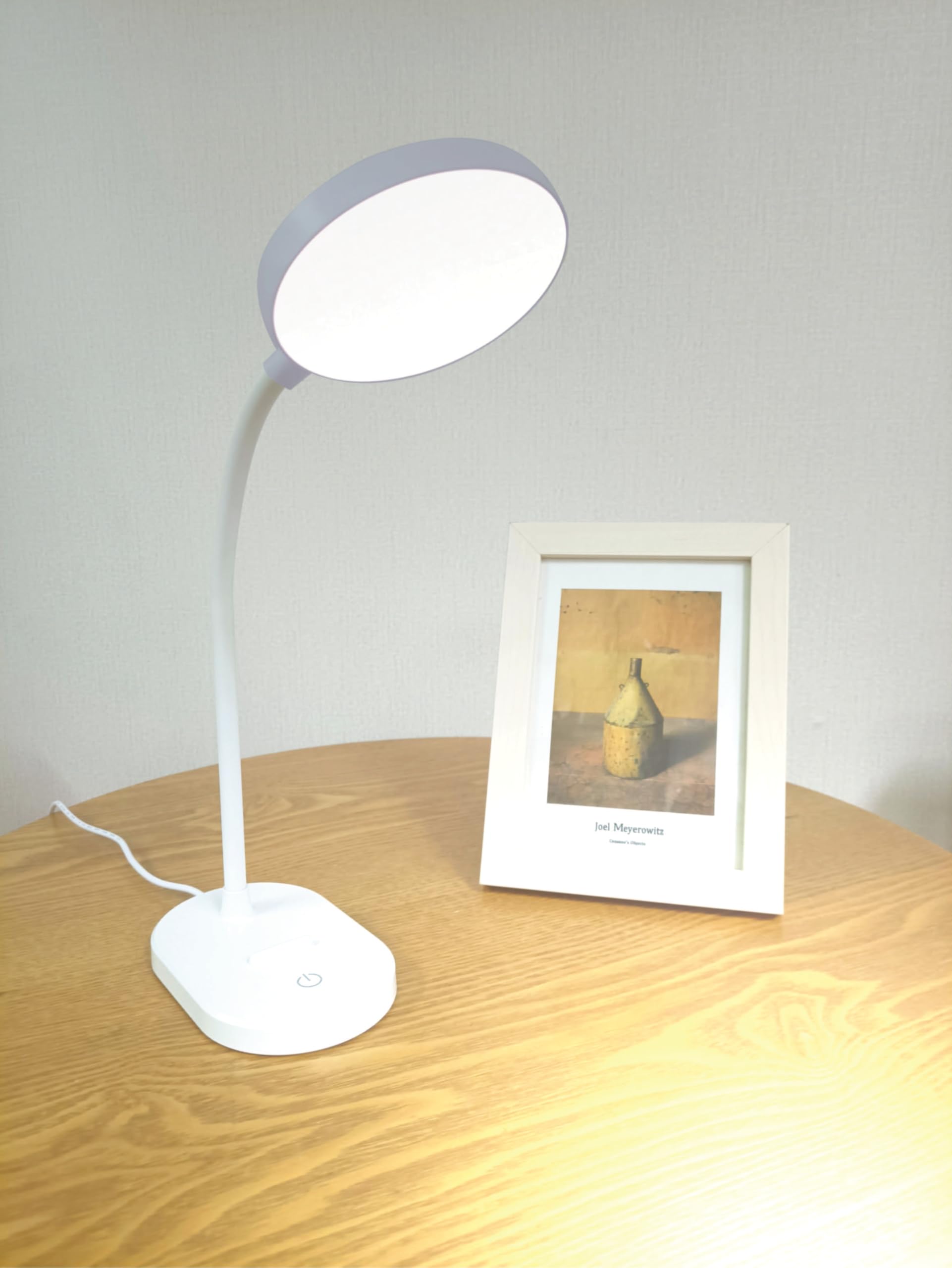 

This LED desk lamp features a powerful 280lm output and 1700 lux brightness (at full power when 25cm below the lamp). It s USB-powered and features a