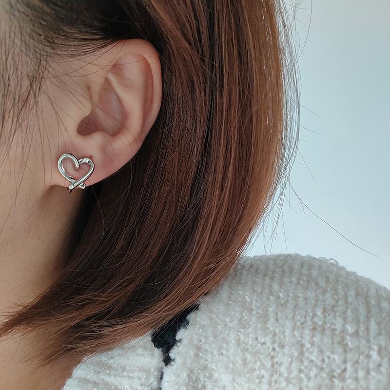 No-Pierce Heart Clip-On Earrings: Versatile Style for Women
