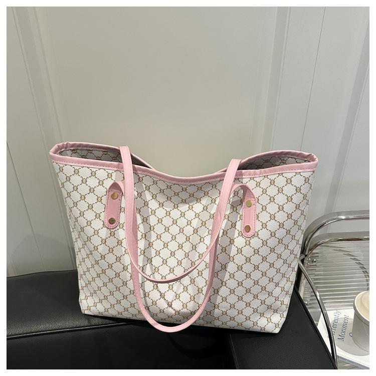 Light Luxury Temperament and Personalized Commuting Hand Tote Bag New Beautiful Niche Design Trendy One-shoulder Armpit Bag