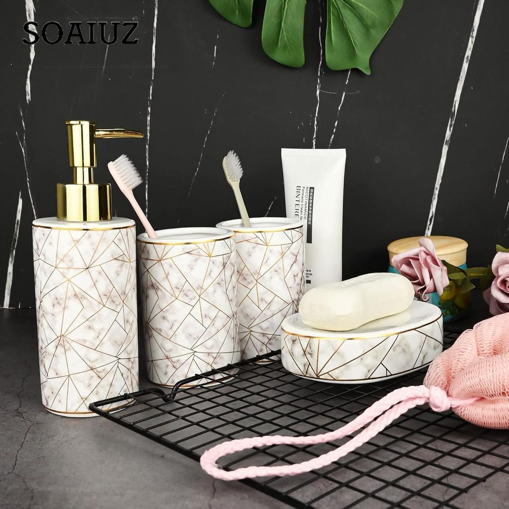 Sada koupelnových doplňků, 4dílná sada keramických koupelnových doplňků obsahuje 2 ks držáku na zubní kartáčky/kelímek, 300 ml tekutého mýdla nebo vody