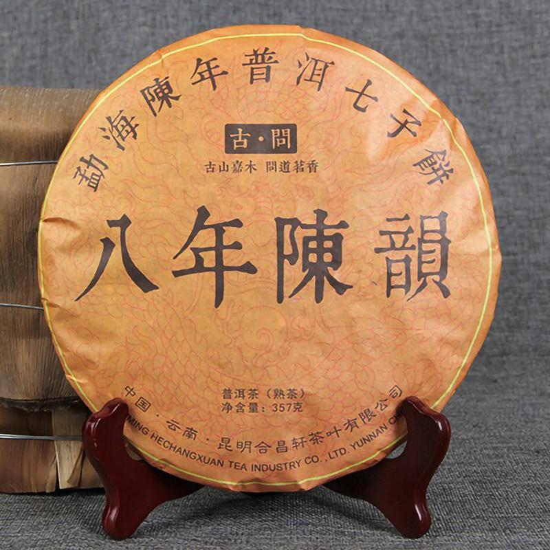 Entdecken Sie den Charme des 357g Yunnan Sieben Teekuchens, achtjähriger Pu'er Reifer Tee