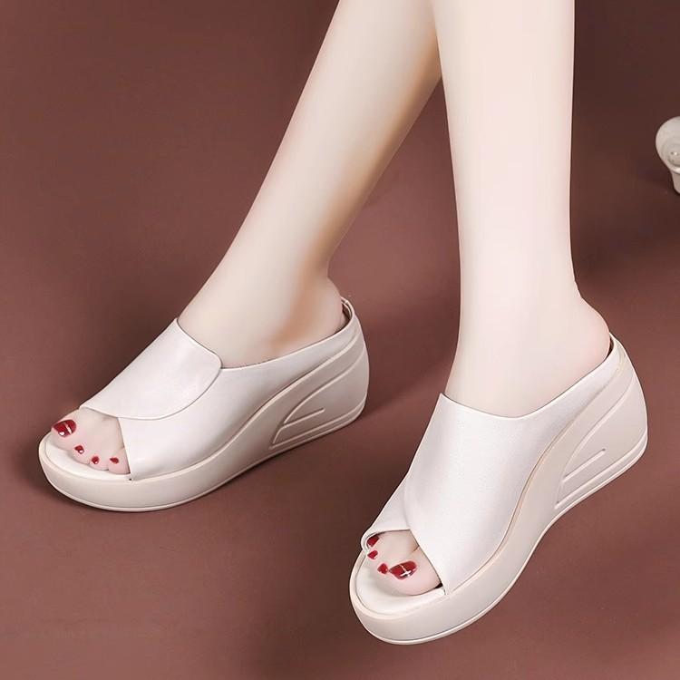 New Soft Leather Non-slip and Wear-resistant Mother Slippers Women's Summer 2025 Waterproof Platform Thick Bottom Fashion Outer Sandals