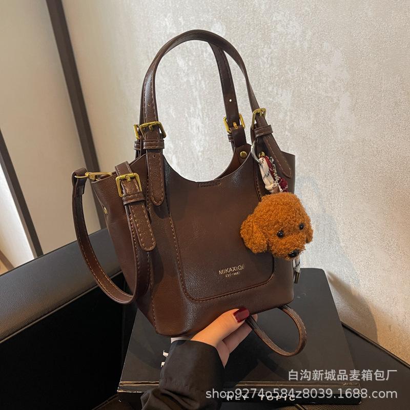 

French niche fashion portable small bag women s 2025 new retro shoulder bag popular messenger bucket bag темно-коричневого