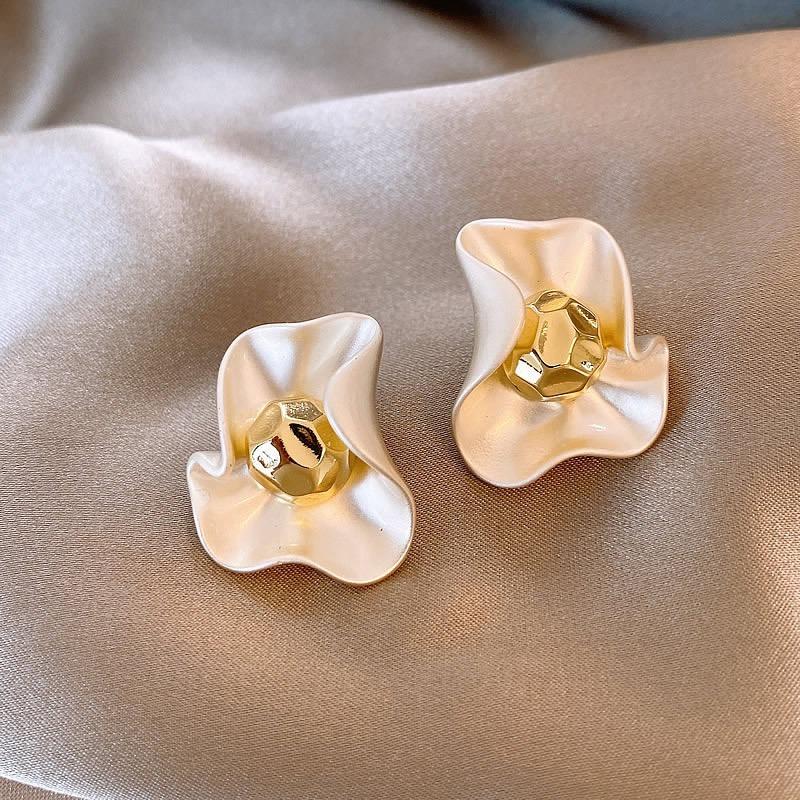 Monet garden oil painting style love flower pearl earrings fashion temperament stud earrings French sweet small fresh earrings