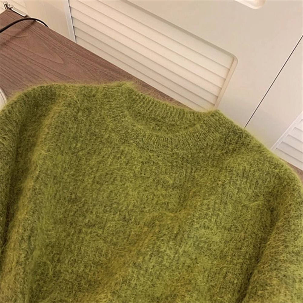 Dámský měkký jednoduchý ležérní pletený svetr s dlouhým rukávem a volným střihem. Dámské sladké svetry.