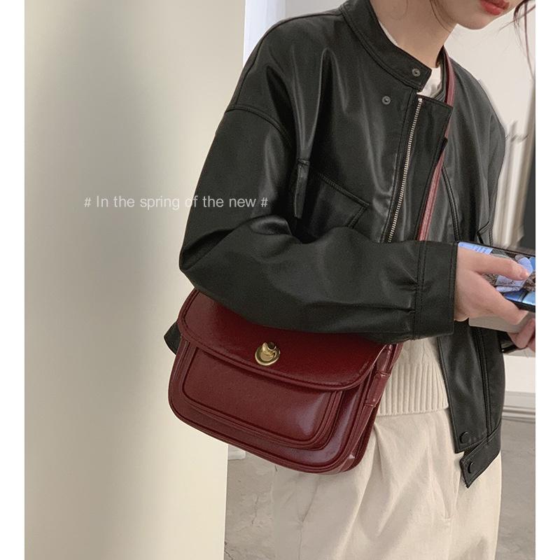 IELGY Women's Wedding Reception Red Bag, Retro Versatile Large-capacity Messenger Bag