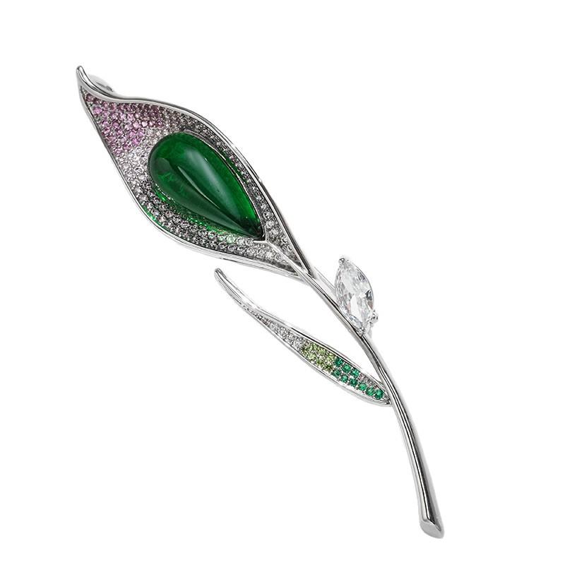 Брошь Tian She Jewelry в ретро-стиле с изумрудом и каллой